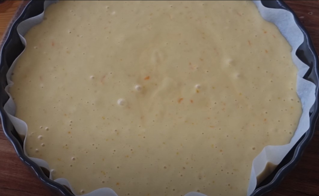 Combinez les deux mélanges, puis versez la pâte dans un moule à cake préalablement chemisé de papier sulfurisé. Ajoutez quelques morceaux d'abricots dénoyautés préalablement coupés.